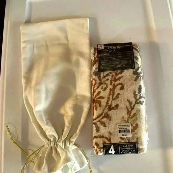 🆕 A Set of Four Cloth Napkins and A Cloth Wine Bottle Covering - Picture 2 of 2